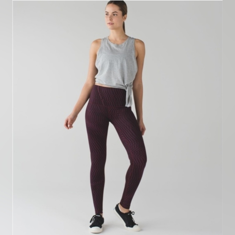 Lululemon Wunder Under Cropped Leggings Burgundy Geometric Pattern Size 8 Euc